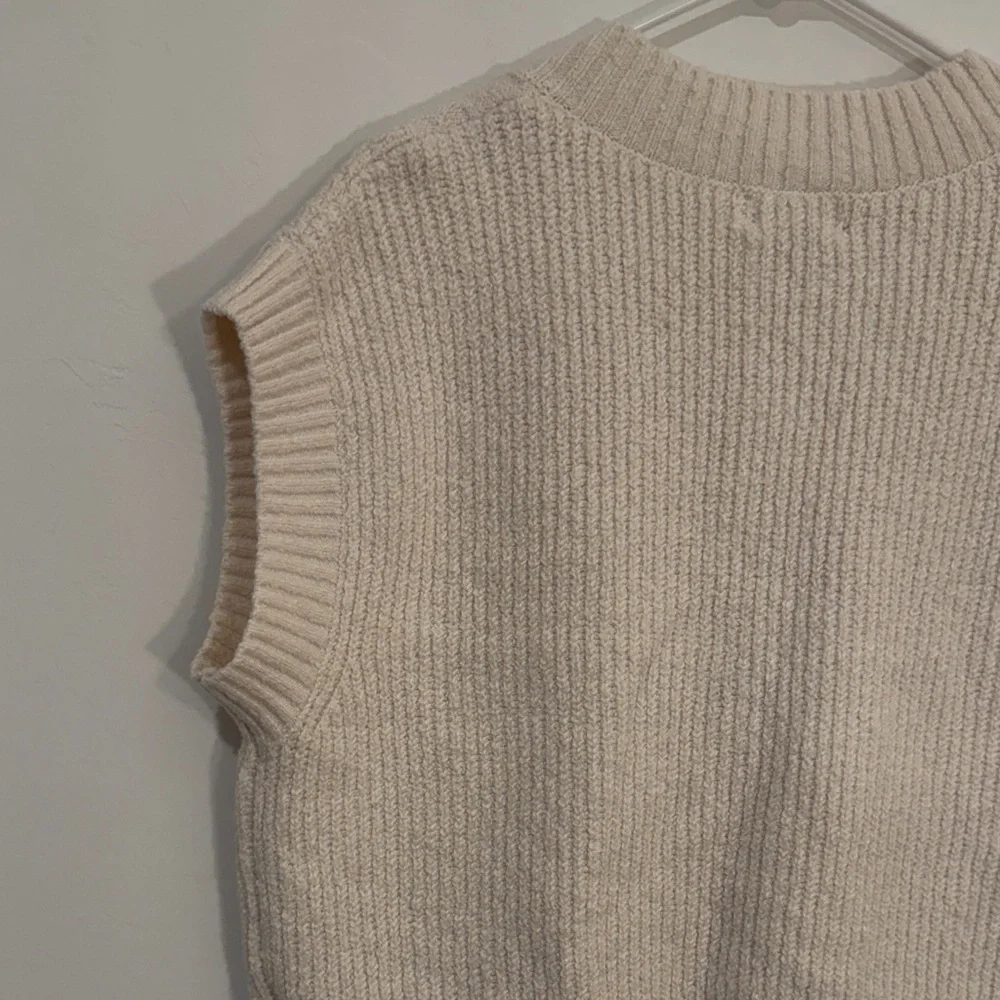 Universal Thread Women's V-Neck Sweater Vest Cream size L